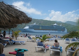 ラバディでの沖泊しているフリーダムオブザシーズ号