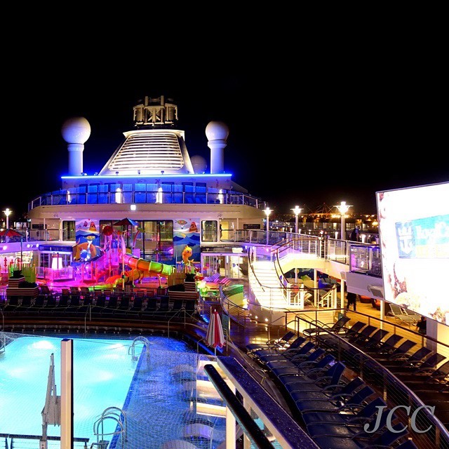 #スペクトラムオブザシーズ #ロイヤルカリビアン #プールデッキ #クルーズ #夜景 #spectrumoftheseas #royalcaribbean #pooldeck #nightview #cruiselife #i2w #cruiseaddict #travel #instacruise #cruise #?