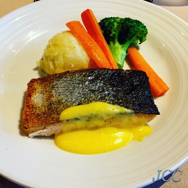 #サーモンソテー #ディナー #クアンタムオブザシーズ #ロイヤルカリビアン #クルーズ #料理 #salmonsaute #dinner #quantumoftheseas #royalcaribbean #cruise #i2w #cruiselife #instafood #cruiseaddict #cruiselife #travel